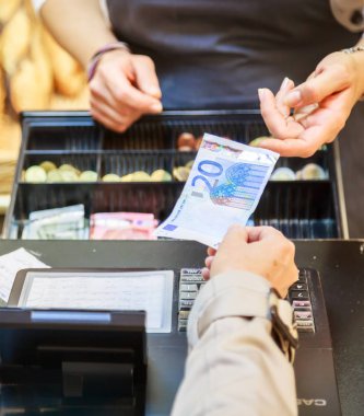 kadın euro banknot ile nakit ödeme