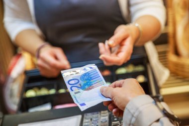 kadın euro banknot ile nakit ödeme