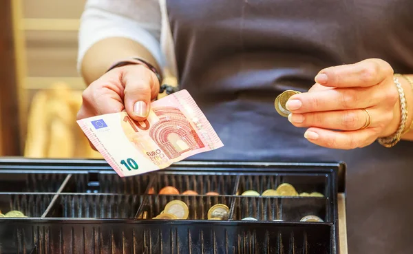 女性はユーロ紙幣を現金で支払う — ストック写真