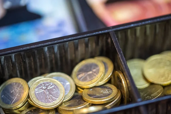 Caixa registadora aberta contendo muitas moedas de notas de euro — Fotografia de Stock