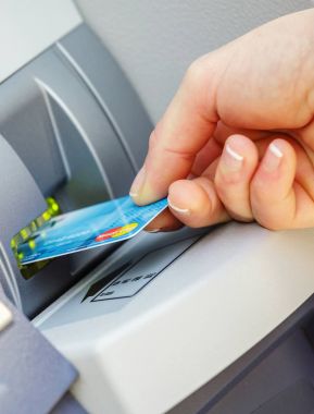 Paris, Fransa - 27 Mart 2017: genç kadın bir kredi kartı Atm için ekleme
