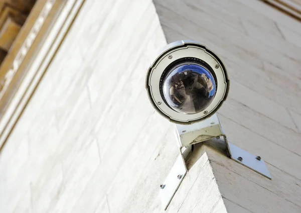 Veiligheid Cctv camera of surveillance systeem gefixeerd op oude constru — Stockfoto