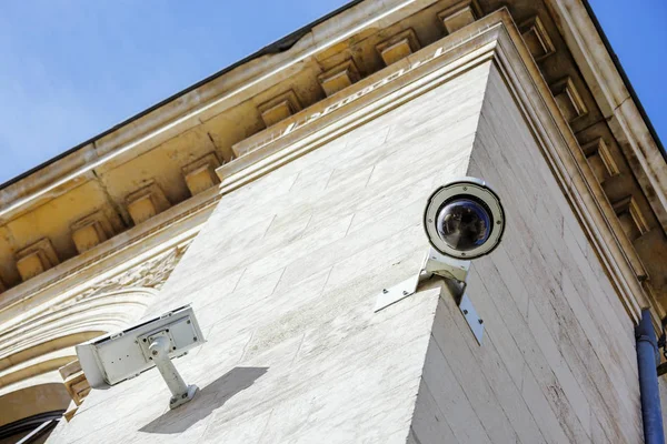 Säkerhet Cctv kamera eller surveillance system fast på gamla anläggning — Stockfoto