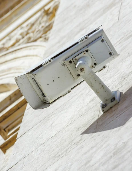 Veiligheid Cctv camera of surveillance systeem gefixeerd op oude constru — Stockfoto