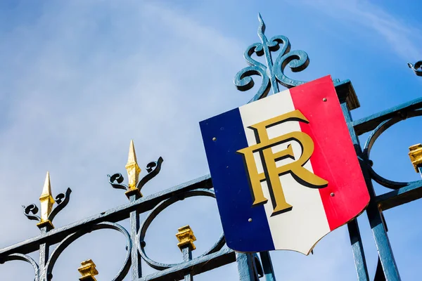 Paris, France - March 27, 2017: Gate with golden decoration and — Stock Photo, Image