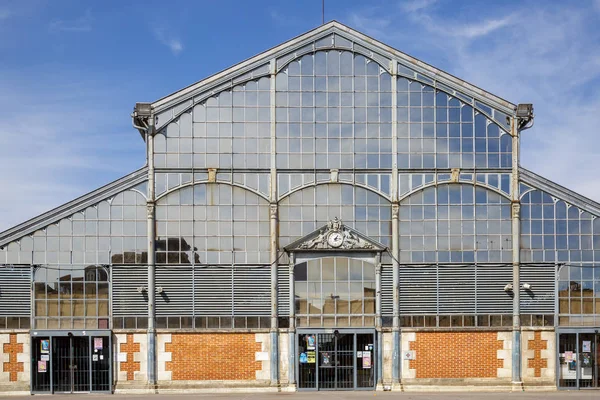 Paris, France - March 27, 2017: Building of covered market in Ni — Stock Photo, Image