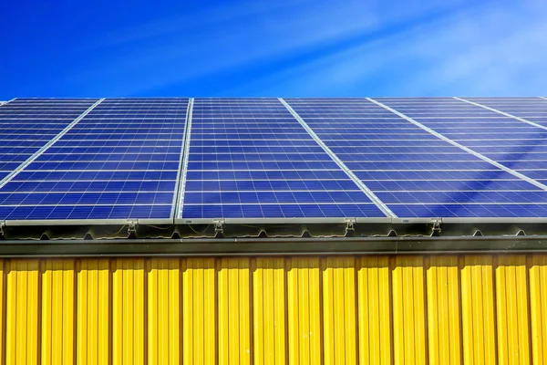 Солнечная панель на крыше коммерческого склада — стоковое фото