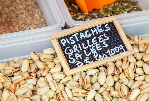 Pistacchi arrosto e salato ("Pistacchi grillees salees" in Fr. — Foto Stock