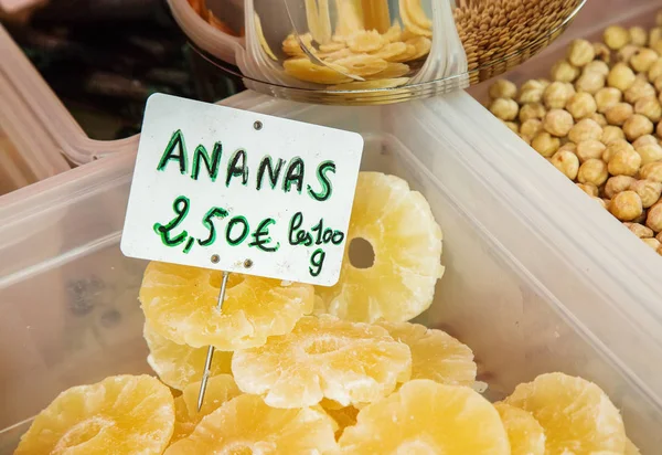 パイナップル (フランス語では「Ananas」)、番目の乾燥パイナップルのスライス — ストック写真