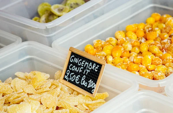 食品市場で砂糖漬けのショウガ (「薑コンフィ」フランス語で) — ストック写真