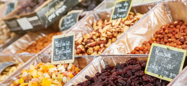 Uvas negras y diversas exóticas ("Raisin noir et melange exotique" en francés) en el mercado de alimentos — Foto de Stock