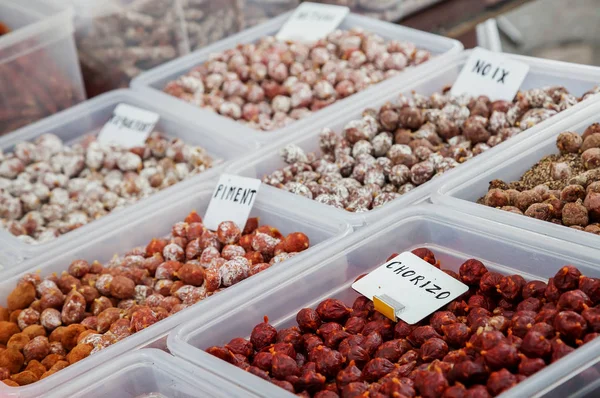 Surtido de chorizo, salchicha de pimienta y salchicha de nueces en locales — Foto de Stock