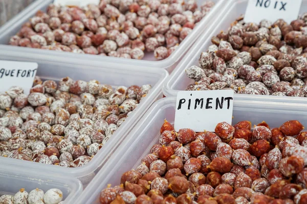 Assortimento di salsiccia di pepe e salsiccia di noci sul mercato locale — Foto Stock