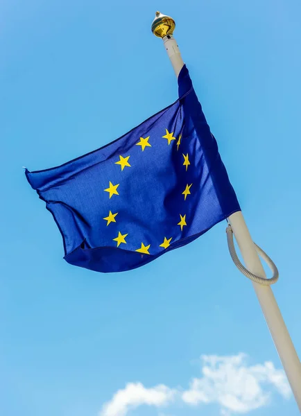 Bandera de la Unión Europea con nubes debajo que simbolizan el oscurecimiento —  Fotos de Stock