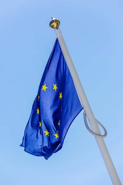 Bandera a media asta que ilustra una caída de la unión europea —  Fotos de Stock