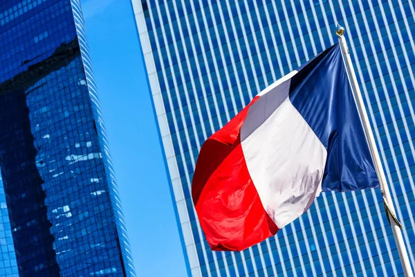 ビジネスを背景に構築とフランス国旗 — ストック写真