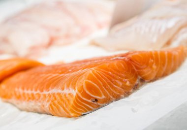 Deniz ürünleri işareti vitrin fileto taze çiğ Deniz Somon