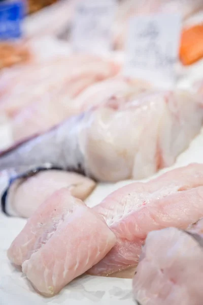 Verse zeeduivel filet op ijs te koop op markt — Stockfoto