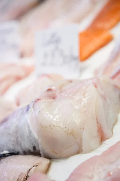 Verse zeeduivel filet op ijs te koop op markt met zalm op b — Stockfoto
