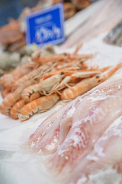 Filé de bacalhau fresco e lagostas no gelo para venda no mercado — Fotografia de Stock