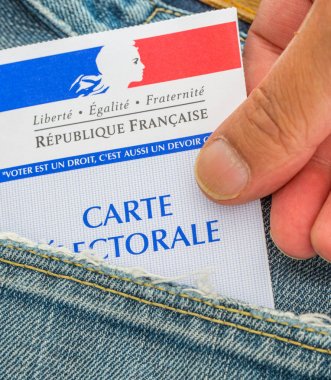 Paris, Fransa - 28 Nisan 2017:French seçim kartı cebinden bir kot pantolon, 2017 yasama ve başkanlık seçimleri kavramı