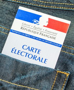 Paris, Fransa - 28 Nisan 2017:French seçim kartı arka cebinde bir kot pantolon, 2017 yasama ve başkanlık seçimleri kavramı