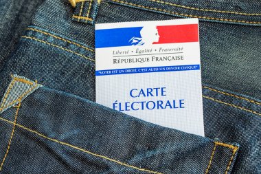 Paris, Fransa - 28 Nisan 2017:French seçim kartı arka cebinde bir kot pantolon, 2017 yasama ve başkanlık seçimleri kavramı
