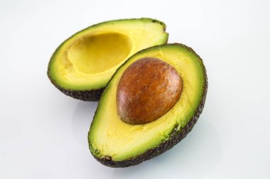 Beyaz arka planda taze avokado. Seçici odak
