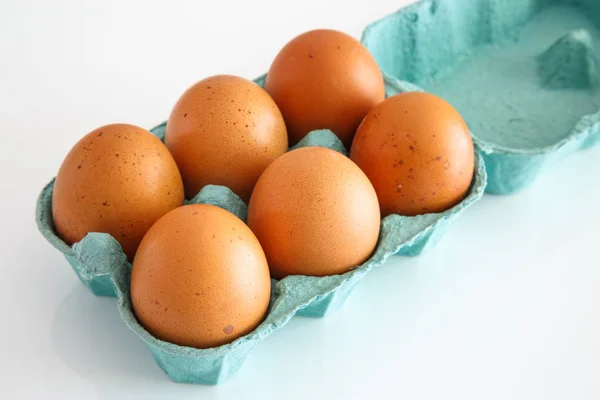 Vista della scatola aperta di uova di pollo per il mercato — Foto Stock