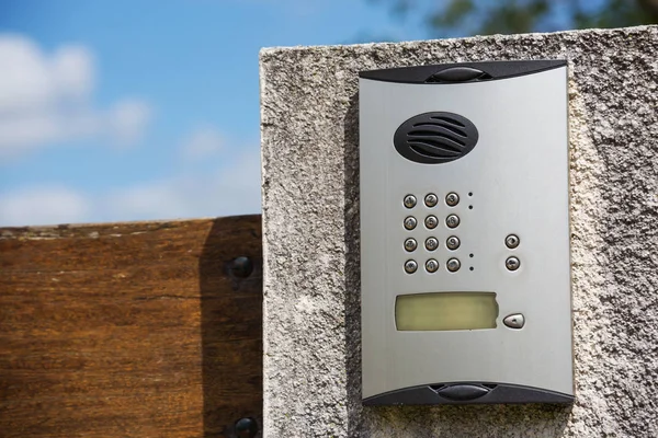 Video-intercom in de vermelding van een huis — Stockfoto