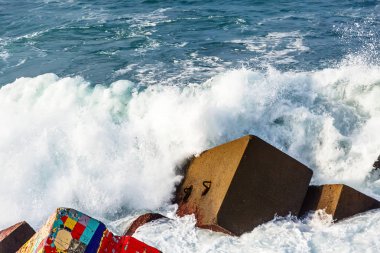 Coloreful kayalar, köpük ve sprey dalgaların deniz manzarası