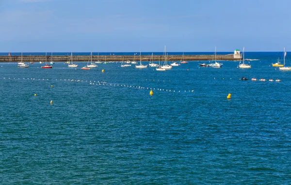Baía de Saint jean de Luz com luxuosos barcos em mar — Fotografia de Stock
