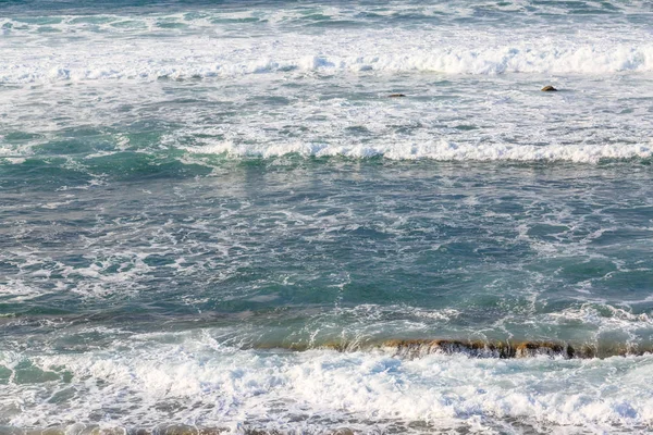 Seascape com rochas, espuma e spray das ondas — Fotografia de Stock