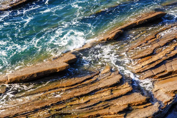 Seascape med stenar, skum och spray av vågor — Stockfoto