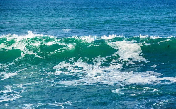 Seascape med stenar, skum och spray av vågor — Stockfoto