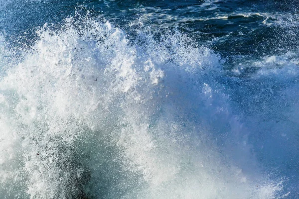 Seascape med stenar, skum och spray av vågor — Stockfoto