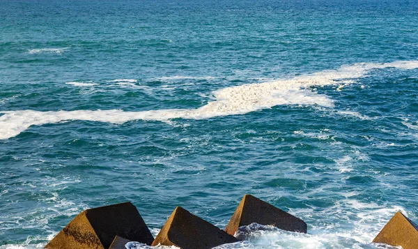 Seascape med föroreningar närbild på en vatten — Stockfoto