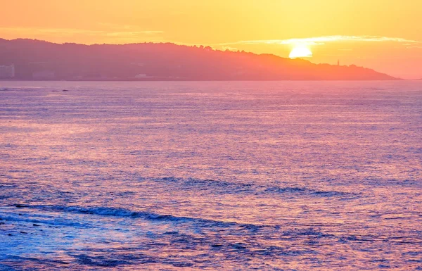 Sea Cliff on sunrise with beautiful dramatic sky and ocean shore — Stock Photo, Image