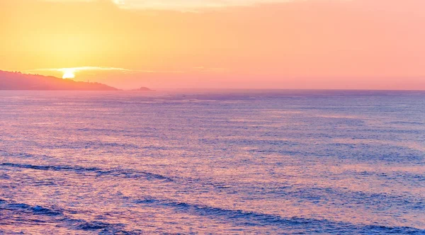 Klippe am Sonnenaufgang mit wunderschönem dramatischen Himmel und Meeresküste — Stockfoto