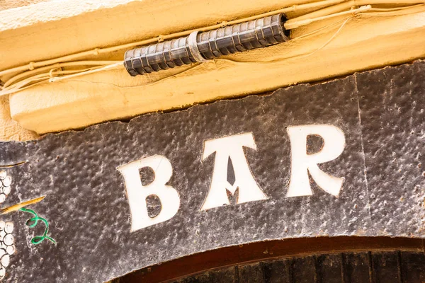 An old bar sign over a dirty wall — Stock Photo, Image