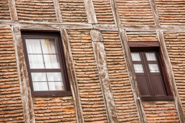 Pared de la antigua casa con el reflejo en las ventanas — Foto de Stock