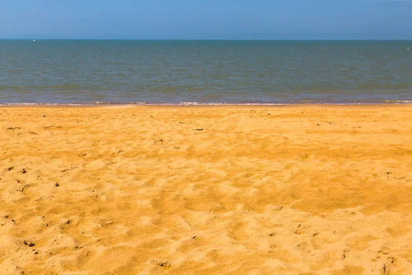 Nature background, clear water and blue cloudy sky. — Stock Photo, Image