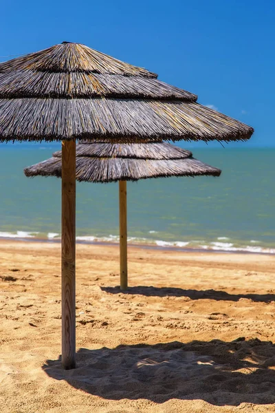 Parapluie de plage en paille avec ciel bleu — Photo