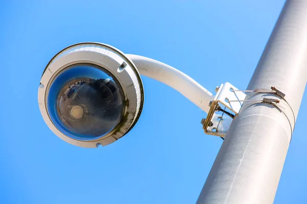 Cámara de CCTV bajo el cielo azul junto al mar para la seguridad de los turistas —  Fotos de Stock