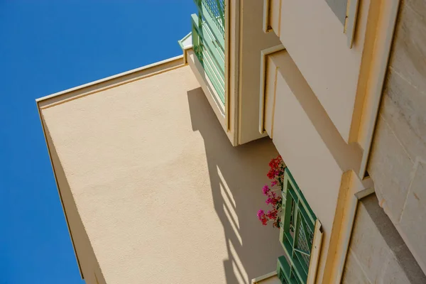 Moderní bytové domy exteriéry v slunečný den — Stock fotografie