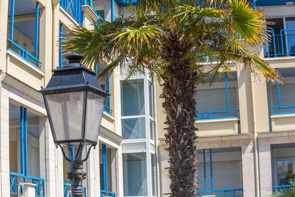 Modern apartment buildings exteriors in sunny day — Stock Photo, Image