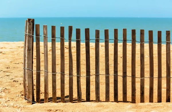 Palizzate sulla spiaggia di sabbia vicino all'oceano. Concetto spiaggia privata — Foto Stock