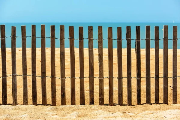Palizzate sulla spiaggia di sabbia vicino all'oceano. Concetto spiaggia privata — Foto Stock