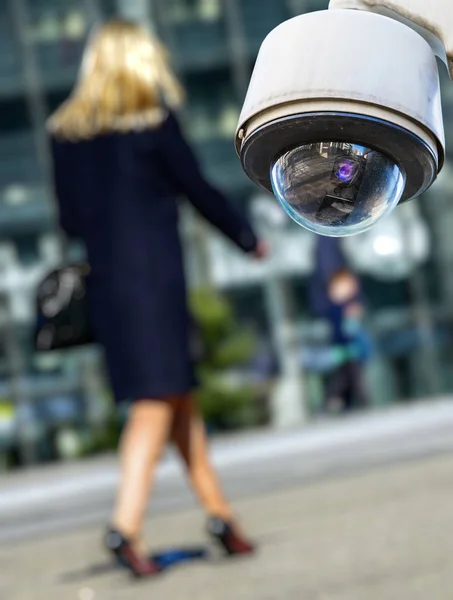 Telecamera di sicurezza CCTV o sistema di sorveglianza con donna su sfondo sfocato — Foto Stock