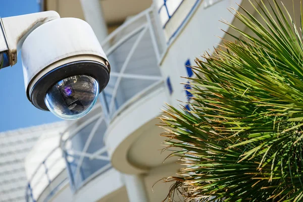 Câmera de segurança CCTV ou sistema de vigilância com residência de luxo moderno em fundo embaçado — Fotografia de Stock